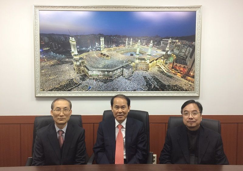 Sekjen Korea-Arab Society Son Se-joo (kiri), Hamid Choi, Young-kil (tengah), dan Imam Federasi Muslim Korea A. Rahman Lee, Ju-hwa (kanan) dalam pertemuan untuk membahas kerja sama Korea-Arab.