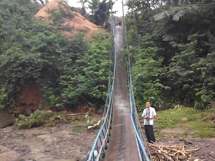 Dua jembatan di Cianjur ambruk diterjang luapan sungai