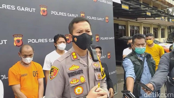 Dukun Garut ditangkap usai 2 kliennya meninggal dunia saat mengikuti ritual.