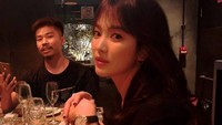 Selain BLACKPINK, aktris Korea Song Hye-kyo juga jadi korban foto editan. Pria tersebut terlihat seolah sedang makan malam mewah bareng Song Hye-kyo. Foto: Instagram @fikri_akew
