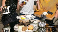 Tak kalah jago momen afternoon tea Pevita Pearce dan Chelsea Islan ini diedit habis-habisan jadi terlihat sedang afternoon tea bertiga dengan pria di tengahnya. Foto: Instagram @srdesignart