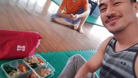Jadi terlihat akrab, pria ini mengedit fotonya yang sedang duduk lesehan jadi terlihat sedang diajak selfie oleh Joe Taslim.  Foto: Instagram @srdesignart