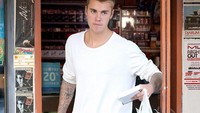 Pengguna Instagram dengan akun @indra.hakim tak mau ketinggalan untuk edit foto Justin Bieber seolah belanja sembako di warung kelontong. Foto: Instagram @indra.hakim