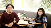 Gak mau kalah, pria dengan akun @diditafrizal juga ikut edit fotonya jadi makan bareng artis. Tak tanggung-tanggung artisnya adalah Dian Sastro. Foto: Instagram @diditafriza