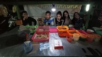 Terlihat seperti nyata, pria ini mengedit fotonya jadi terlihat seperti sedang makan di angkringan bareng member BLACKPINK. Netizen puji editannya mulus. Foto:  Facebook Usman Maruf