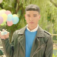 Nama Fadly Faisal belakangan tengah jadi sorotan karena sering muncul mendampingi Fuji dan Gala Sky, putra almarhum Bibi Ardiansyah dan Vanessa Angel. Namun ternyata sebelumnya Fadly sendiri sudah kerap sejumlah iklan di layar kaca. Foto: YouTube/Frozzaholic