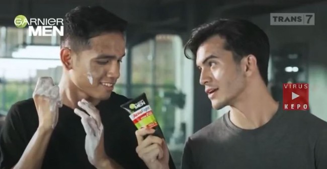 Saat membintangi iklan produk pencuci wajah yang satu ini, Fadly beradu akting dengan Rizky Nazar. Bagaimana menurutmu penampilan Fadly ini? Foto: YouTube/VIRUS KEPO