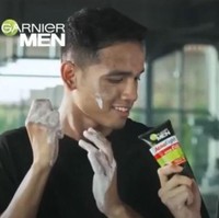 Saat membintangi iklan produk pencuci wajah yang satu ini, Fadly beradu akting dengan Rizky Nazar. Bagaimana menurutmu penampilan Fadly ini? Foto: YouTube/VIRUS KEPO