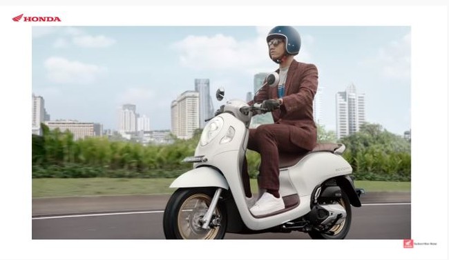 Begini penampilan Fadly saat jadi model iklan motor. Dirinya tampak gagah dengan setelan jas berwarna coklat dan helm berwarna biru. Foto: YouTube/Welovehonda Indonesia