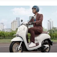 Begini penampilan Fadly saat jadi model iklan motor. Dirinya tampak gagah dengan setelan jas berwarna coklat dan helm berwarna biru. Foto: YouTube/Welovehonda Indonesia