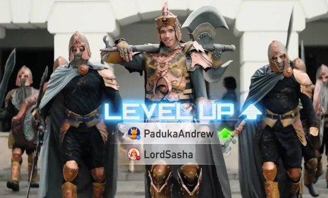 Tampil bak superhero, begini gaya Fadly saat membintangi iklan Google Play. Dengan kostum seperti itu, penampilan Fadly jadi manglingi ya? Foto: Instagram/@fadlyfsl_