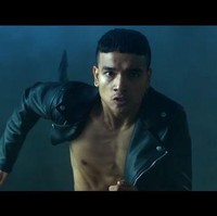 Beragam merek ternama sudah pernah dibintangi oleh Fadly. Mulai dari produk pembersih wajah hingga makanan pernah mempercayakan Fadly sebagai model iklannya. Foto: YouTube/Tehbotol Sosro