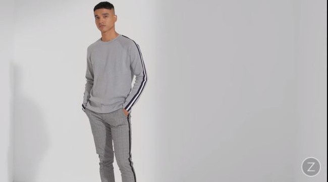 Fadly sendiri sebenarnya sudah meniti karier di dunia hiburan sejak lama. Dirinya sudah banyak dipercaya membintangi iklan-iklan di layar kaca. Seperti iklan yang satu ini. Foto: YouTube/ZALORA