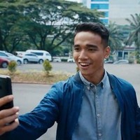 Dengan tidak membawa nama sang kakak, Bibi Ardiansyah dan kakak iparnya, Vanessa Angel, Fadly berhasil berkarier di dunia modelling. Kini setelah kepergian Bibi dan Vanessa, nama Fadly pun semakin disorot karena kedekatannya dengan Gala Sky. Foto: Instagram/@fadlyfsl_