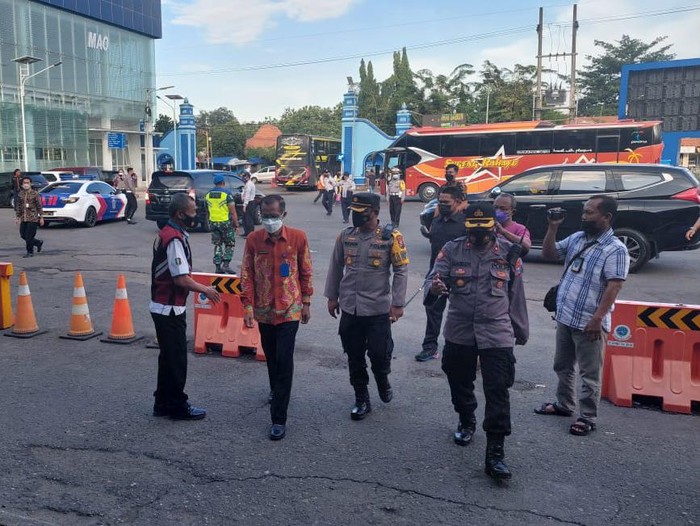 Polisi Magetan melakukan sterilisasi gereja untuk perayaan Natal 2021. Selain itu, jalur perbatasan Jatim-Jateng juga dilakukan pengecekan.