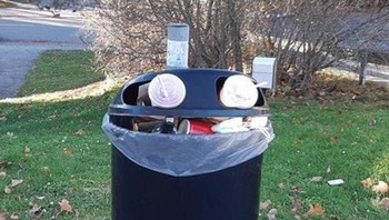 Tempat sampah yang seoalh sedang menatap. Foto: Brightside