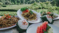 Sejauh mata memandang, hamparan pepohonan hijau akan memanjakan mata. Masih berada dalam kompleks Kebun Raya Bogor, Raasaa menawarkan pengalaman seperti berpiknik di tengah kebun yang asri. Foto: Instagram/raasaa_id