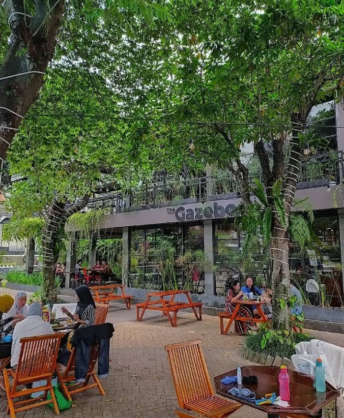 Galeri Kafe Hijau Kafe di Bogor dengan Suasana Sejuk dan Pepohonan Rindang
