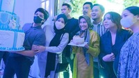 Dekat dengan banyak artis dan selebriti, Shandy sering menghabiskan waktu untuk berkumpul bersama. Mencicipi kuliner enak menjadi kegiatan yang rutin dilakukan bersama sahabat-sahabatnya. Foto: Instagram/shandypurnamasari