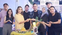 Saat melangsungkan acara syukuran, Shandy juga turut mengundang para YouTuber yang dikenal dengan konten mukbangnya. Ada Magdalena, Nex Carlos hingga Ken and Grat yang hadir untuk ikut memotong tumpeng bersama-sama. Foto: Instagram/shandypurnamasari