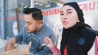 Tidak hanya makan di restoran mewah dan mahal, Shandy dan Gilang juga hobi mencicip makanan kaki lima. Di Turki, keduanya terlihat tengah asyik makan di tepi jalan dan begitu menikmati. Foto: Instagram/shandypurnamasari