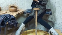Melakukan banyak kegiatan seru, Shandy juga menyempatkan diri untuk belajar membuat gelas dari tanah liat. Menghabiskan waktu yang begitu menyenangkan, keluarganya terlihat bahagia saat liburan ke Turki. Foto: Instagram/shandypurnamasari
