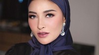 Terkenal dengan bisnis perawatan wajahnya, nama Shandy Purnamasari seringkali ramai diperbincangkan di media sosial. Bisnisnya yang sukses membuat keluarga Shandy dan Gilang disebut sebagai salah satu bagian dari grup Sultan bersama Raffi Ahmad dan selebriti lainnya. Foto: Instagram/shandypurnamasari