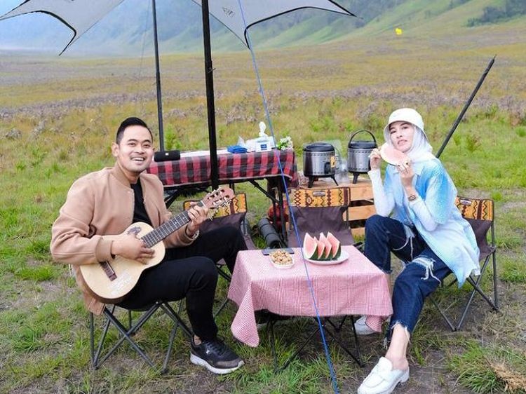 Keseruan Shandy Purnamasari Saat Kulineran Bareng Keluarga dan Sahabat