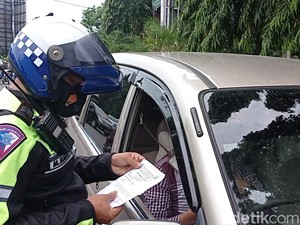 Petugas Terapkan Ganjil-Genap Kendaraan di Cirebon