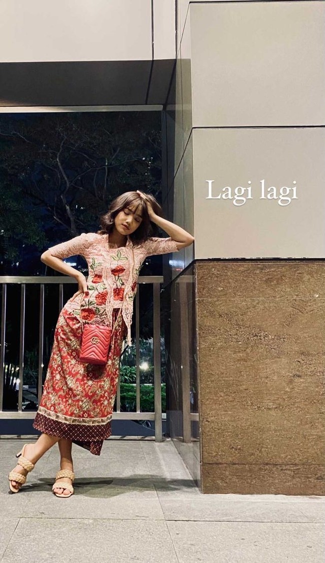 Vanessa dan Bibi mendirikan brand fashion, Vaneza yang kini diteruskan Fuji. Di foto ini, Fuji memakai heels dari Vanesza Wear warna nude. Foto: Dok. Instagram @fuji_an.