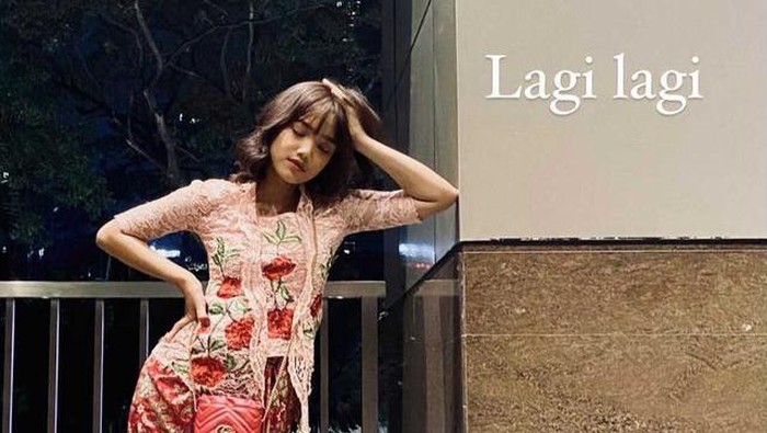 Gaya Fuji mengenakan kebaya.