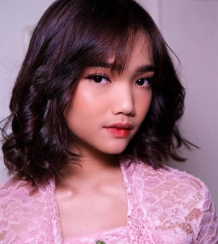 Gaya Fuji mengenakan kebaya.