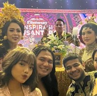 Seperti ketika Fuji menghadiri acara perayaan ulang tahun ke-5 MS Glow milik Gilang Pramudya dan Shandy Purnamasari. Fuji tampil mengenakan kebaya kutu baru warna pink, dengan bordir mawar merah. Foto: Dok. Instagram @fuji_an.