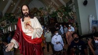 Walikota Pekalongan H. A Afzan Arslan Djunaid didampingi pejabat setempat meninjau gereja di Gereja Katolik Santo Petrus, Pekalongan, Jawa Tengah. 