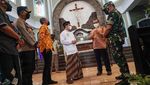 Polisi Sterilkan Gereja di Pekalongan Jelang Misa Natal