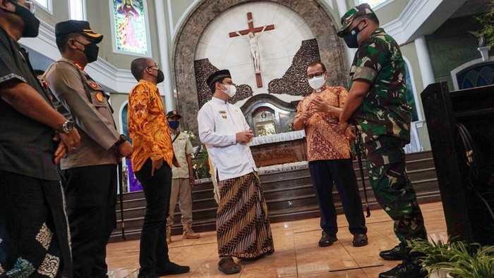 Gegana Sterilkan Gereja di Pekalongan Jelang Misa Natal Wali Kota Pekalongan H. A Afzan Arslan Djunaid (ketiga kanan) didampingi pejabat setempat meninjau gereja di Gereja Katolik Santo Petrus, Pekalongan, Jawa Tengah, Jumat (24/12/2021). Jelang perayaan Natal 2021, pemerintah setempat beserta polisi dan TNI meningkatkan pengamanan dan sterelisasi gereja di Pekalongan untuk memberikan rasa aman umat Kristiani dalam beribadah. ANTARA FOTO/Harviyan Perdana Putra/foc.