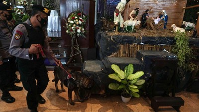 Polisi Sterilkan Gereja di Pekalongan Jelang Misa Natal