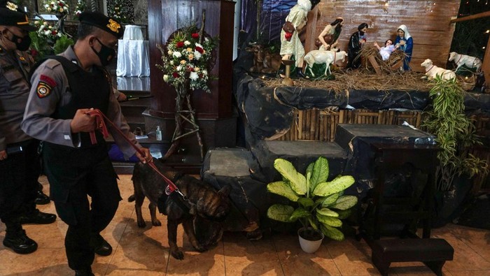 Gegana Sterilkan Gereja di Pekalongan Jelang Misa Natal Wali Kota Pekalongan H. A Afzan Arslan Djunaid (ketiga kanan) didampingi pejabat setempat meninjau gereja di Gereja Katolik Santo Petrus, Pekalongan, Jawa Tengah, Jumat (24/12/2021). Jelang perayaan Natal 2021, pemerintah setempat beserta polisi dan TNI meningkatkan pengamanan dan sterelisasi gereja di Pekalongan untuk memberikan rasa aman umat Kristiani dalam beribadah. ANTARA FOTO/Harviyan Perdana Putra/foc.
