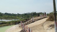 Traveler bisa datang dari Jakarta, keluar di tol Bogor-Parung, kemudian lanjut ke Kedung Halang. Setelah itu, perjalanan berlanjut ke Kompleks TNI AD hingga ke Kampung Jeletreng. Jangan malu untuk bertanya kepada warga setempat karena lokasi tempat ini memang cukup tersembunyi. (Luthfi Hafidz/detikTravel)