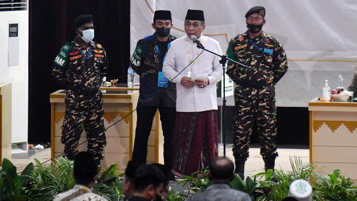Gus Yahya dan Said Aqil Terpilih Jadi Calon Ketua PBNU Calon Ketua Umum PBNU Said Aqil Siradj (kiri) dan Yahya Cholil Staquf (kanan) berjalan bersama usai terpilih dalam pencalonan Ketua Umum PBNU pada Muktamar Nahdlatul Ulama (NU) ke-34 di Universitas Lampung, Lampung, Jumat (24/12/2021). Said Aqil Siradj dan Yahya Cholil Staquf terpilih dalam pencalonan Ketua Umum PBNU periode 2021-2026 pada Muktamar NU ke-34 usai meraih lebih dari 99 suara.
