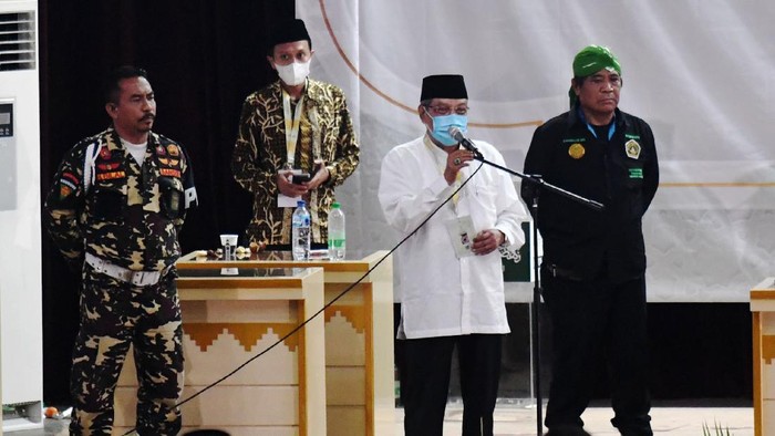 Calon Ketua Umum PBNU Said Aqil Siradj  (kiri) dan Yahya Cholil Staquf (kanan) berjalan bersama usai terpilih dalam pencalonan Ketua Umum PBNU pada Muktamar Nahdlatul Ulama (NU) ke-34 di Universitas Lampung, Lampung, Jumat (24/12/2021). Said Aqil Siradj dan Yahya Cholil Staquf terpilih dalam pencalonan Ketua Umum PBNU periode 2021-2026 pada Muktamar NU ke-34 usai meraih lebih dari 99 suara.