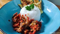 Di sini juga ada pilihan menu lainnya seperti steamboat, beef saikoro don, fish and chip serta egg Benedict. Ada juga pilihan boba cheese cream waffle dan strawberry cheese cake yang siap membelai lidah. Foto: detikFood/Devi S. Lestari