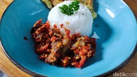 Daging sapi Australia yang diiris kecil-kecil ini dimasak dengan sambal bawang yang pedasnya nendang. Tekstur dagingnya empuk juicy dan pas dicampur pedas menyengat si sambal cabe merah. Foto: detikFood/Devi S. Lestari