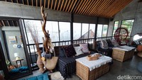 Area depan kafe ini tampak biasa, sebuah bagunan dua lantai berkonsep bohemian rustic dengan dinding depan yang dibiarkan unfinished tanpa cat berwarna.  Foto: detikFood/Devi S. Lestari