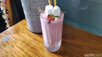 Puas menikmati makanan, saatnya membilas tenggorokan dengan segelas Hakuna Strawberry (Rp 30.000). Foto: detikFood/Devi S. Lestari