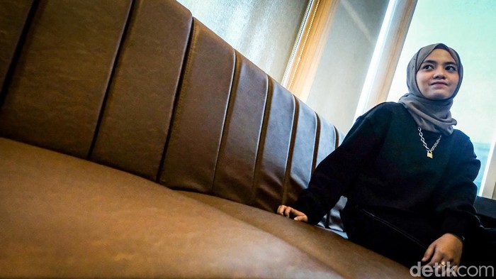 Hanin Dhiya berbicara soal project terbarunya bareng pentolan Dewa 19 Ahmad Dhani Prasetyo. Lewat EP Kangen, Hanin menyanyikan 4 lagu Dewa 19 yang diaransemen ulang.