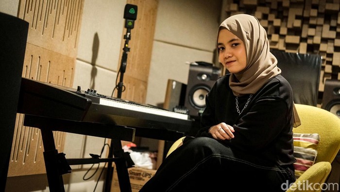 Hanin Dhiya Bicara Kolab Bareng Ahmad Dhani di EP Kangen Hanin Dhiya berbicara soal project terbarunya bareng pentolan Dewa 19 Ahmad Dhani Prasetyo. Lewat EP Kangen, Hanin menyanyikan 4 lagu Dewa 19 yang diaransemen ulang.