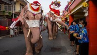 Gajah berpakaian Sinterklas berjalan di Phra Nakhon si Ayutthaya, Thailand, Jumat (24/12/2021).  