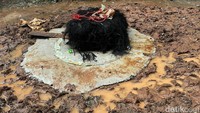 Ia pun menerangkan, bekas galian sumur resapan yang mengendap membuat jalan becek dan licin.