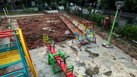 Terlihat, sumur resapan berada di sekitar area bermain anak.